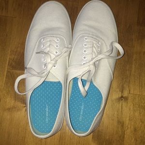 White tennis shoes